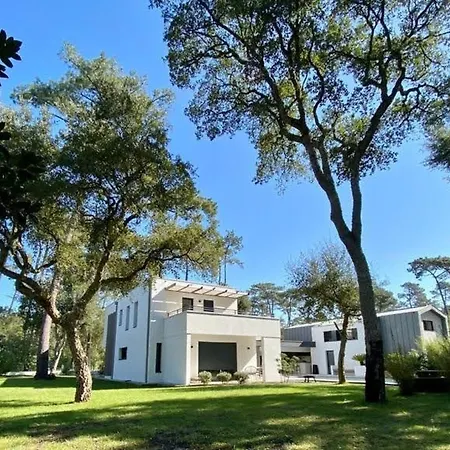 Villa D'architecte Avec Piscine Chauffee, Terrasse Et Services Hoteliers A - Fr-1-791-11 *